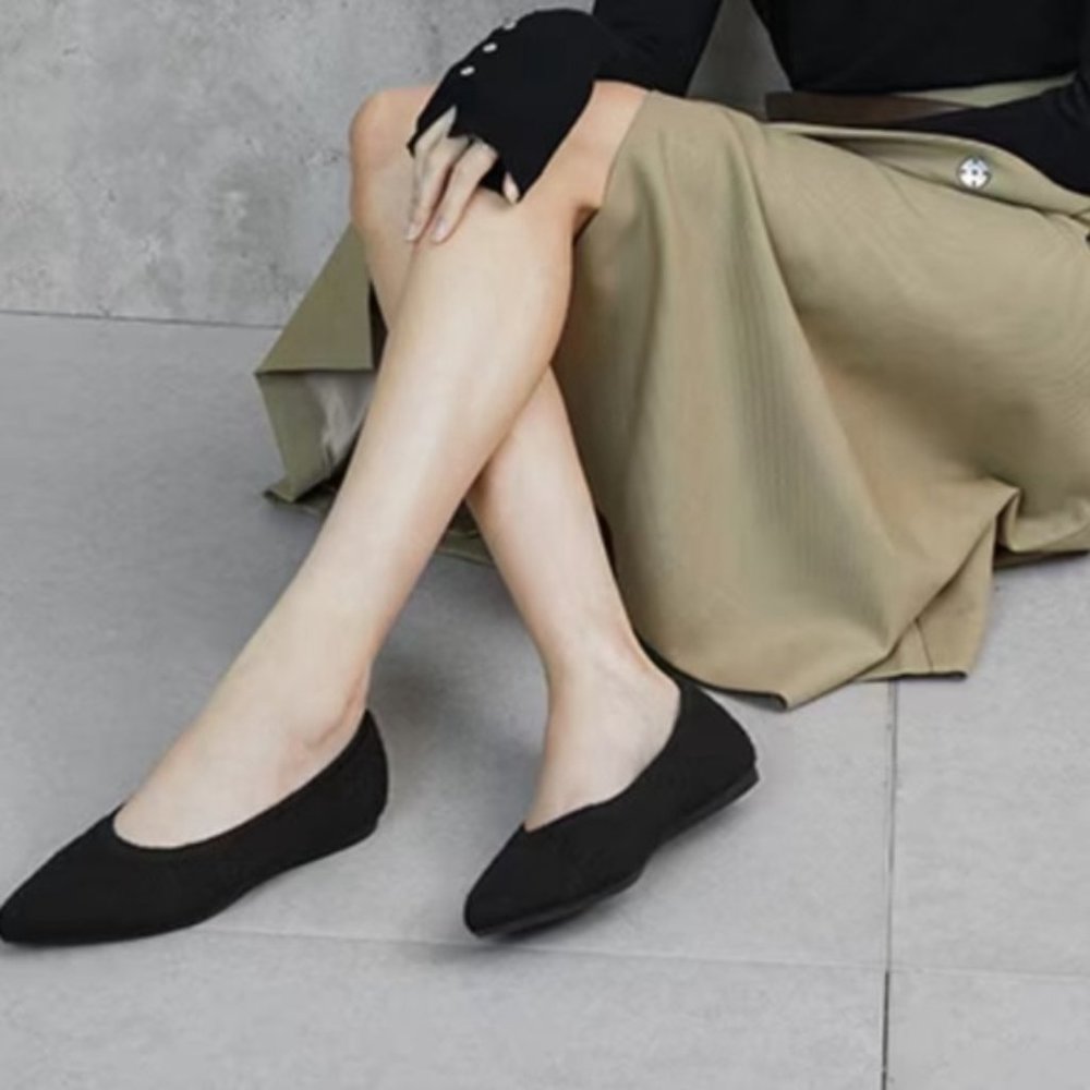 NWOT Vivaia Black Almond Toe Ballet Flats Sz 8